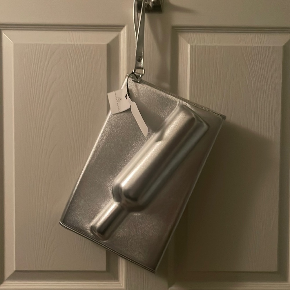 NEW WITH TAG- 8 OAK LANE WINE PURSE IN SILVER! HOLDS ONE FULL BOTTLE OF WINE